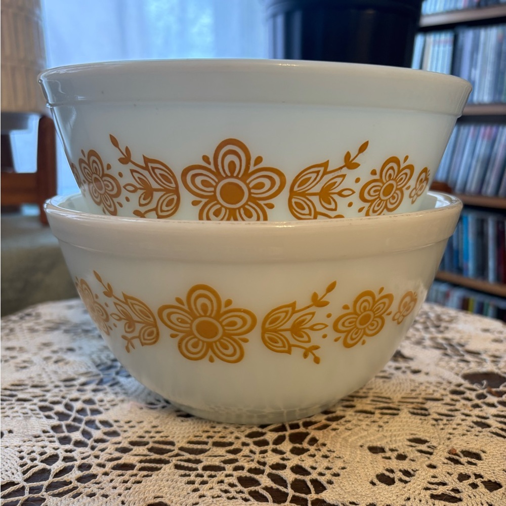 2 Vintage White Pyrex Corning Butterfly Gold Mixing Bowls 402 1 1/2 QT